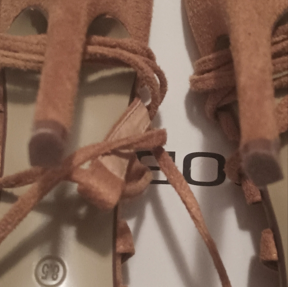 Cape Robbin Heels - Picture 7 of 10